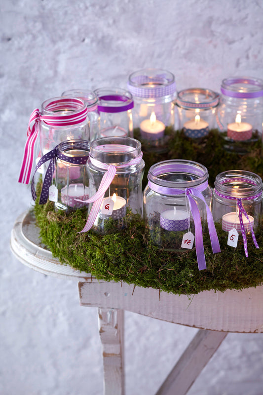 Stimmungsvolle DIY-Idee: Adventskranz mit 24 Kerzen als Adventskalender