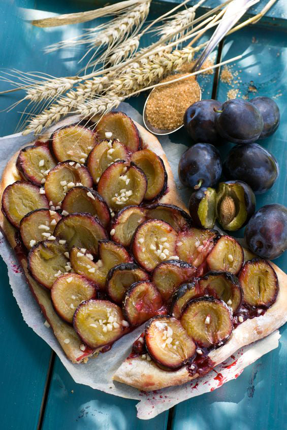 Pflaumenkuchen mit Marzipan vom Blech – saftig, süß & einfach hausgemacht