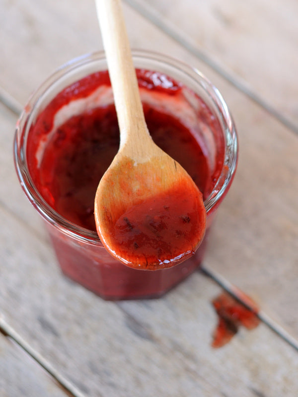 Zwetschgenmarmelade in dekorativem Glas.