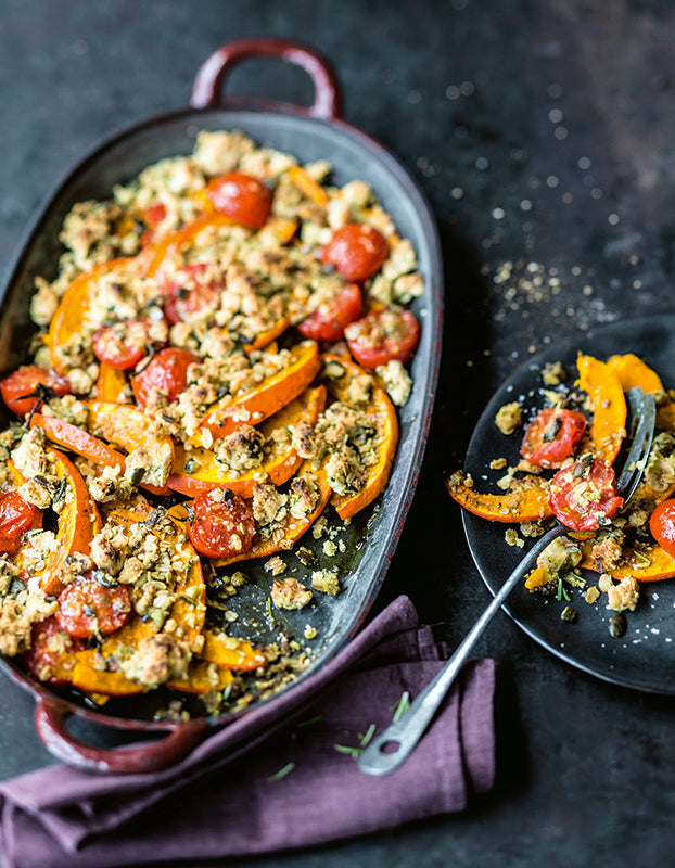 Kürbis trifft Crumble: Herzhaftes Ofengericht mit Tomaten, Käse & Rosmarin