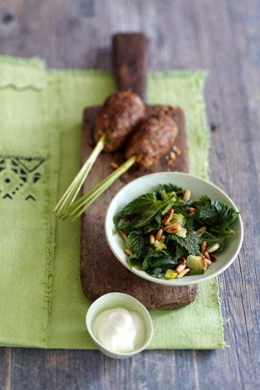 Lammhackspieße mit Zitronengras & Brennesselspinat – würzig, frisch & außergewöhnlich