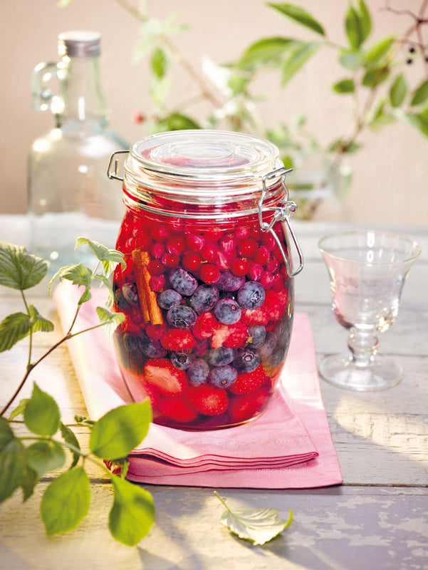 Sommerbeeren-Schnaps selber machen – fruchtiger Likör mit Gewürznote