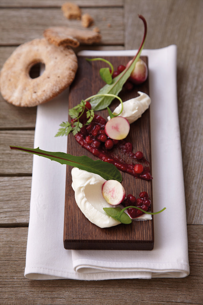 Ziegenfrischkäse mit Preiselbeeren und Wildkräutern – ein feines Spiel aus Würze & Frucht