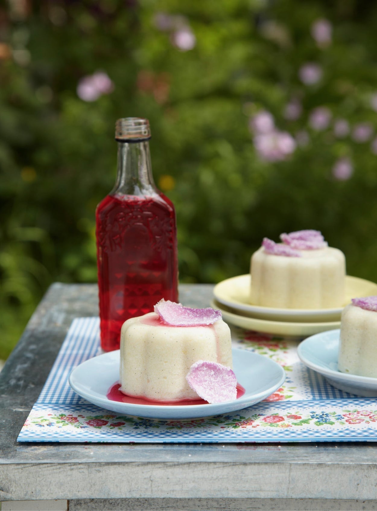 Kandierte Rosenblütenblätter – zart, duftend & essbar schön