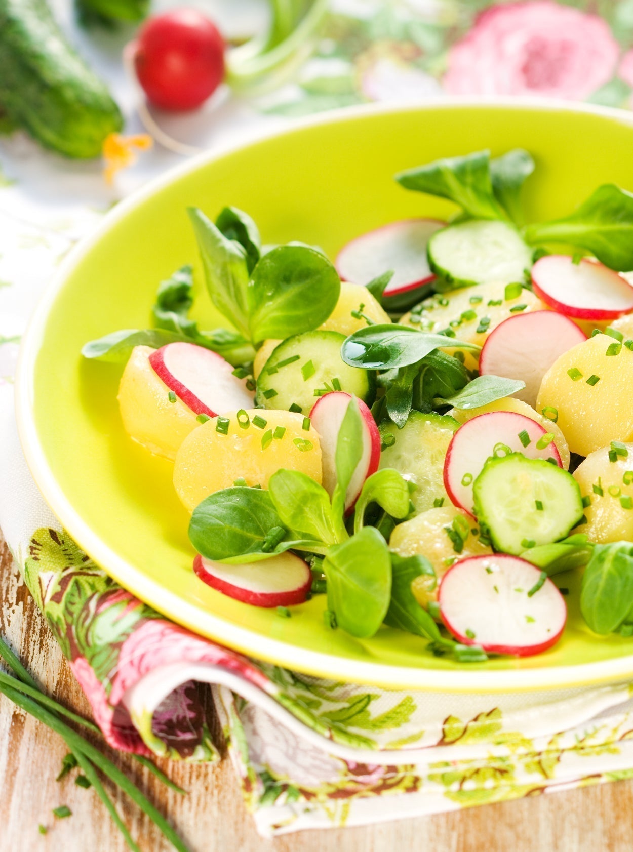 Ein sommerlicher Kartoffelsalat mit Radieschen appetitlich angerichtet.
