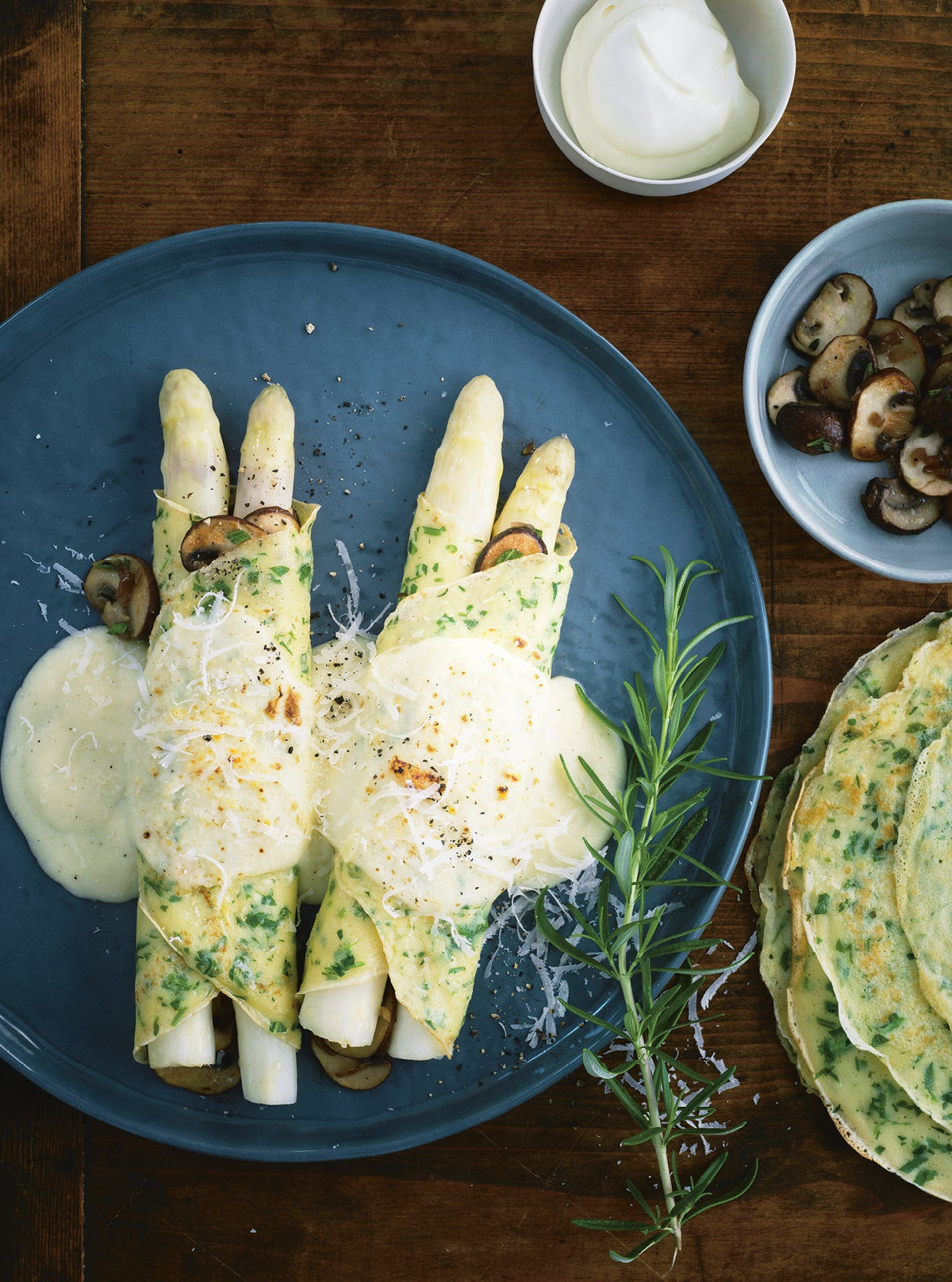 Gefüllte Kräuterpfannkuchen mit Spargel, Pilzen und Rosmarin | Gartenzauber Gefüllte Kräuterpfannkuchen mit Spargel, Pilzen und Rosmarin | Gartenzauber