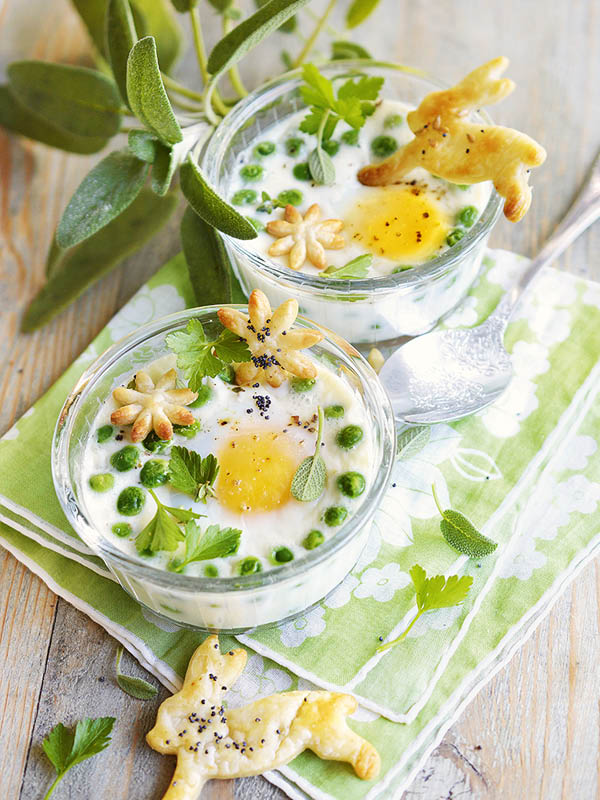 Oeufs Cocotte mit Erbsen