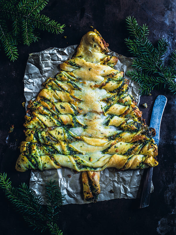 Weihnachtsbaum-Pizza mit Spinat-Knoblauch-Füllung – festliche Snack-Idee aus Blätterteig