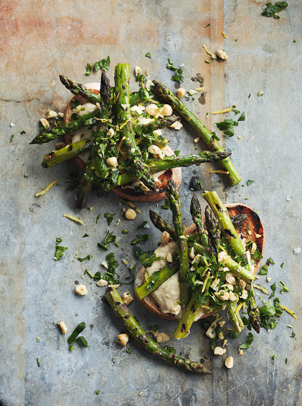 Weißes Bohnenpüree mit gegrilltem Spargel auf Toast – Vegan, würzig & einfach