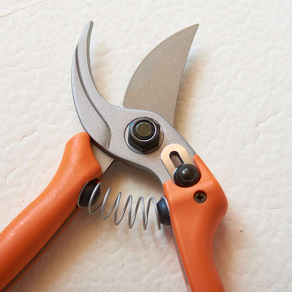 LÖWE 14.104 Bypass-Schere mit ergonomischem Griff in Handhaltung