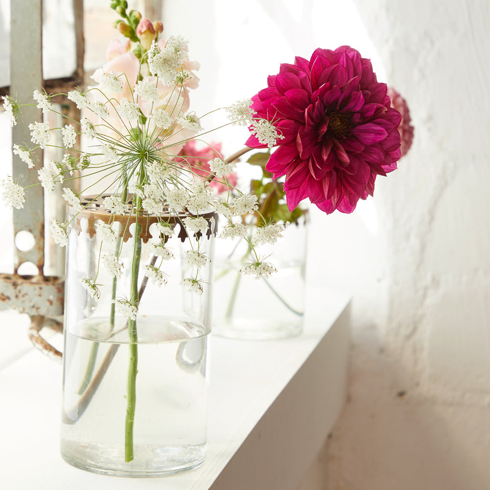 Glasvase mit dekorativem Blumenaufsatz aus Metall – stilvolle Blumendeko mit Dahlien und Sommerblumen von Gartenzauber