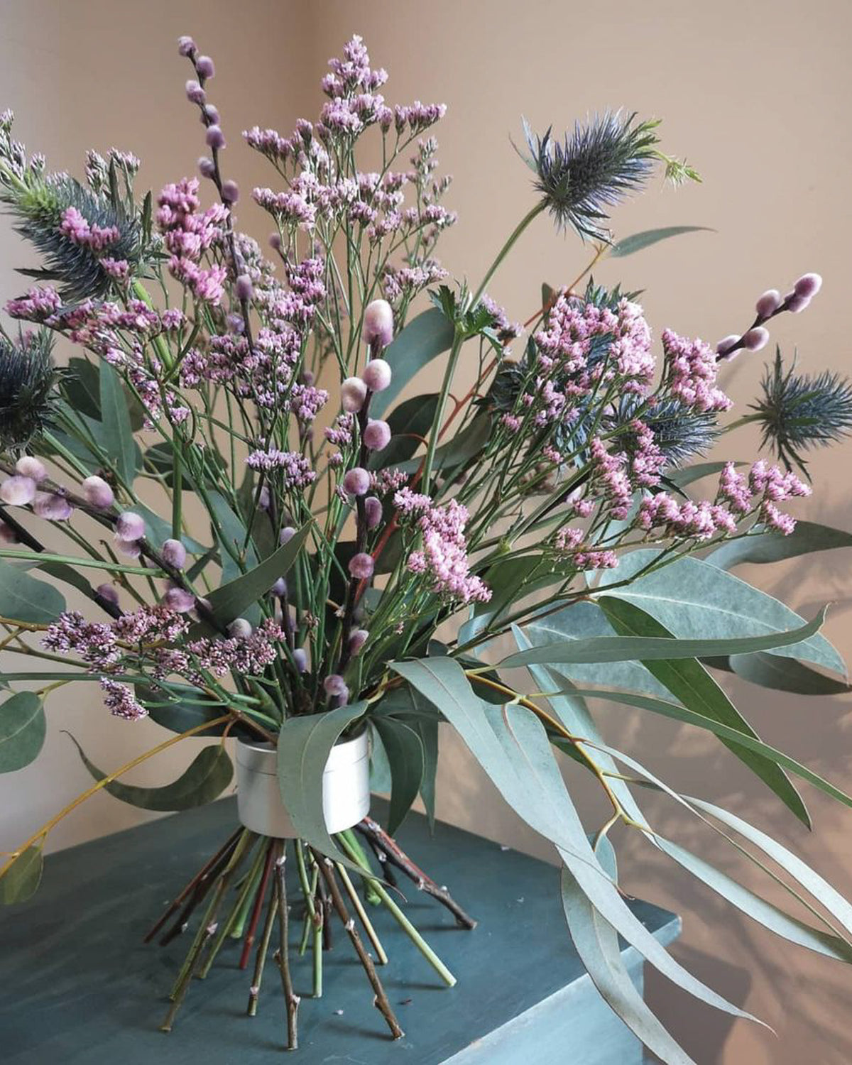 Blumenstrauß mit Disteln, Eukalypthus und Strandflieder gebunden mit dem Hanataba Pearly Silver