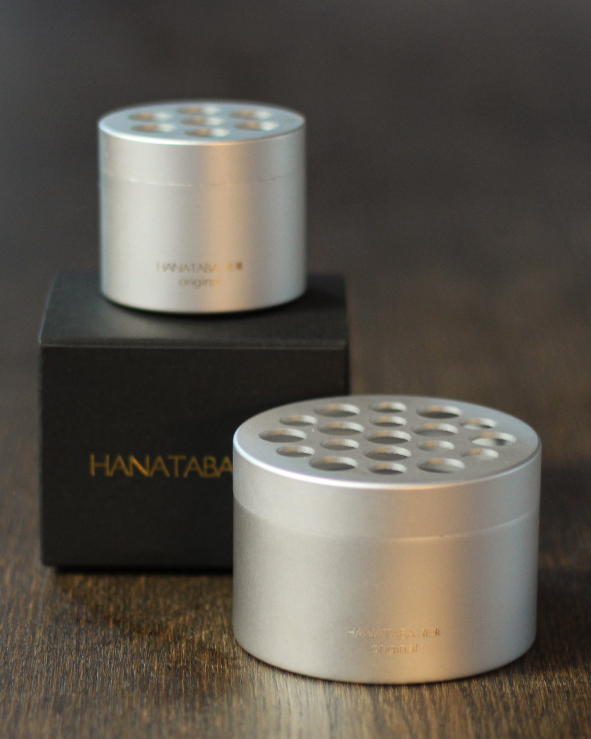 Hanataba „Pearly Silver“ mit edler schwarzer Verpackung auf Holztisch.