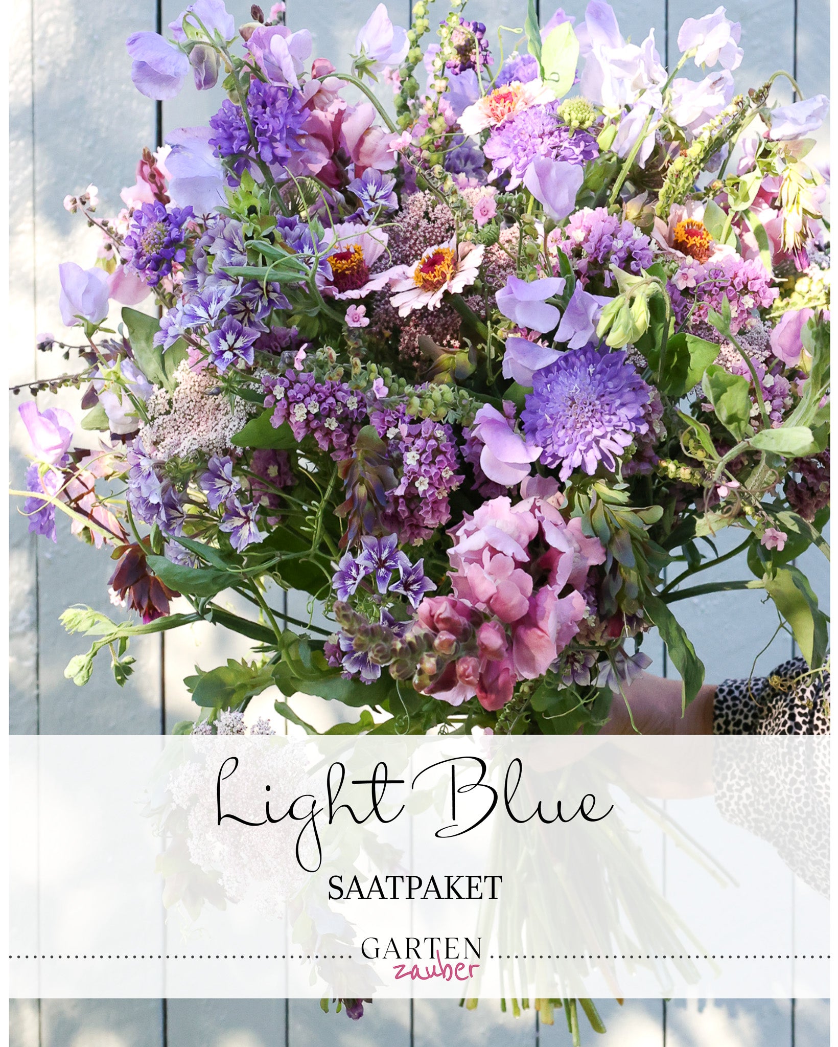 Titelbild des Gartenzauber-Saatgutpakets Light Blue mit Abbildung eines daraus gestaltbaren Sommerstraußes in Blau- und Pastelltönen.