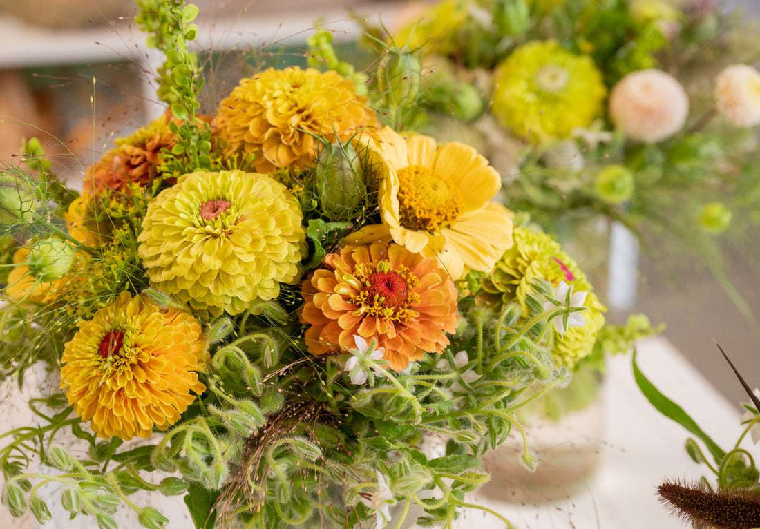 Sommerlicher Strauß aus Zinnien, Mohn und Wildblumen aus dem Schnittblumengarten
