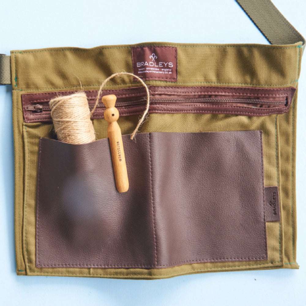 Nutscene Snippet Twine Dolly an Gartenschürze befestigt