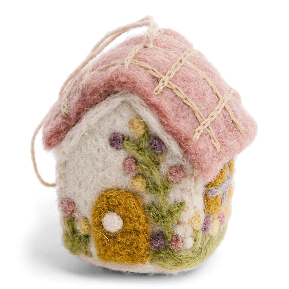 Kleines Filzhaeuschen als Anhaenger weiß mit rosa Dach, Fenster und Tuer in ockergelb und Blumen