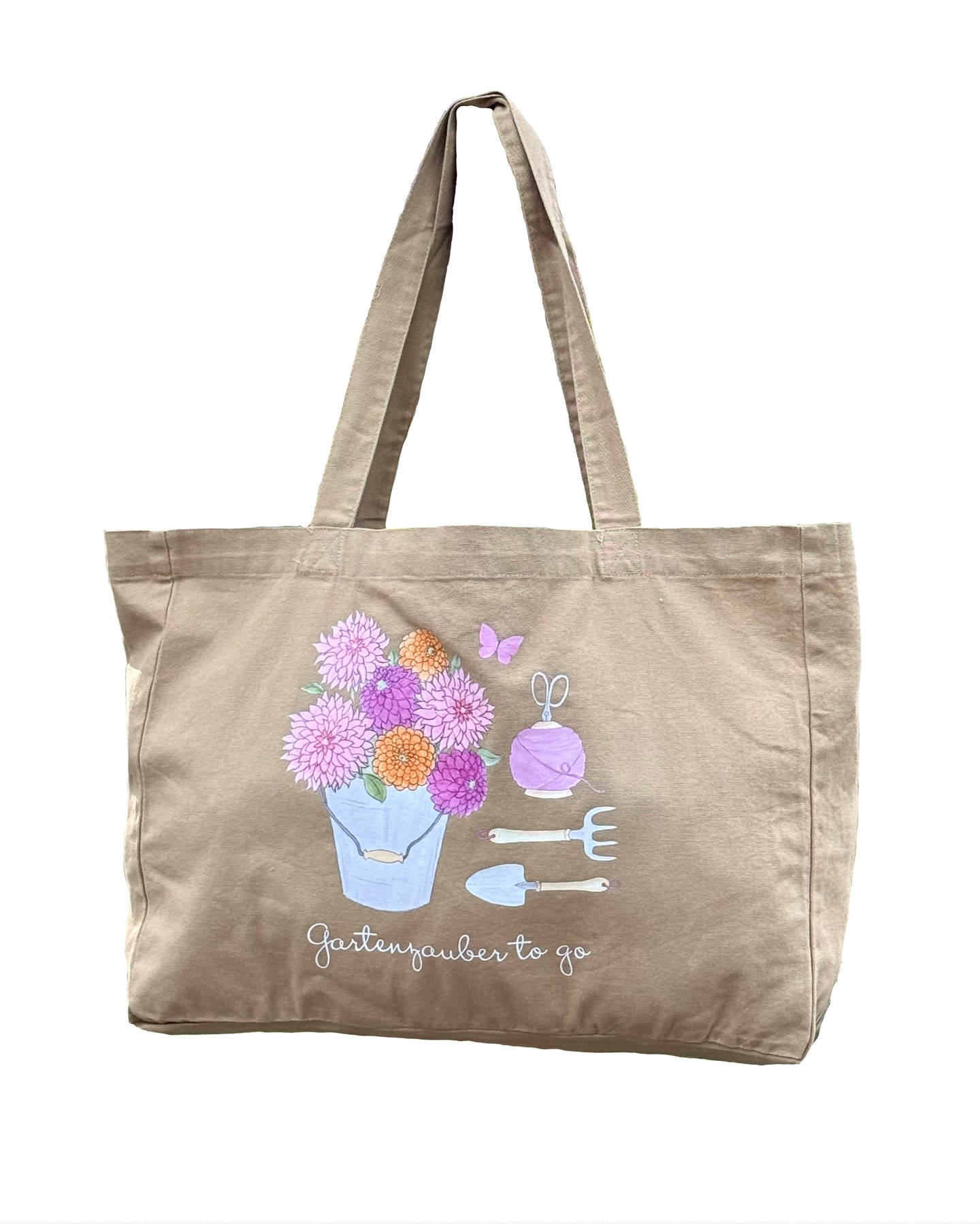 „Baumwoll-Shopper ‚Gartenzauber to go‘ im Washed-Look mit handgezeichneten Gartenzauber-Motiven, freigestellt auf weißem Hintergrund.“