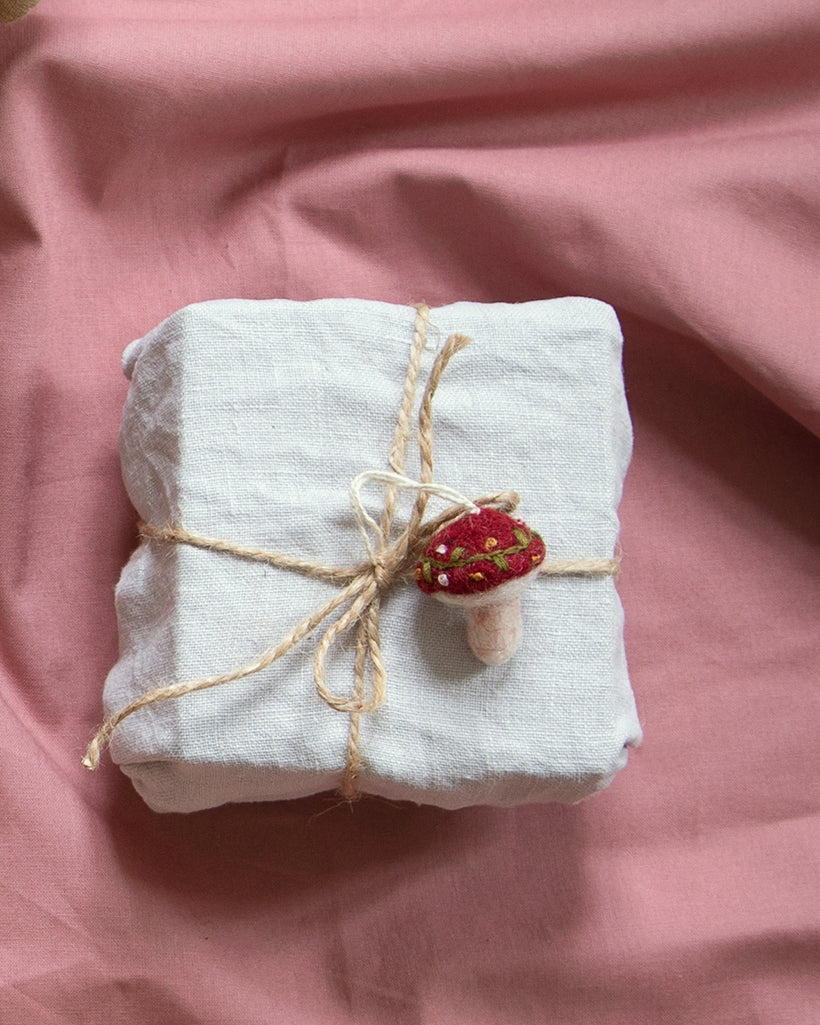 Handgefilzter roter Pilz mit Stickerei von Gry & Sif – als Geschenkanhänger