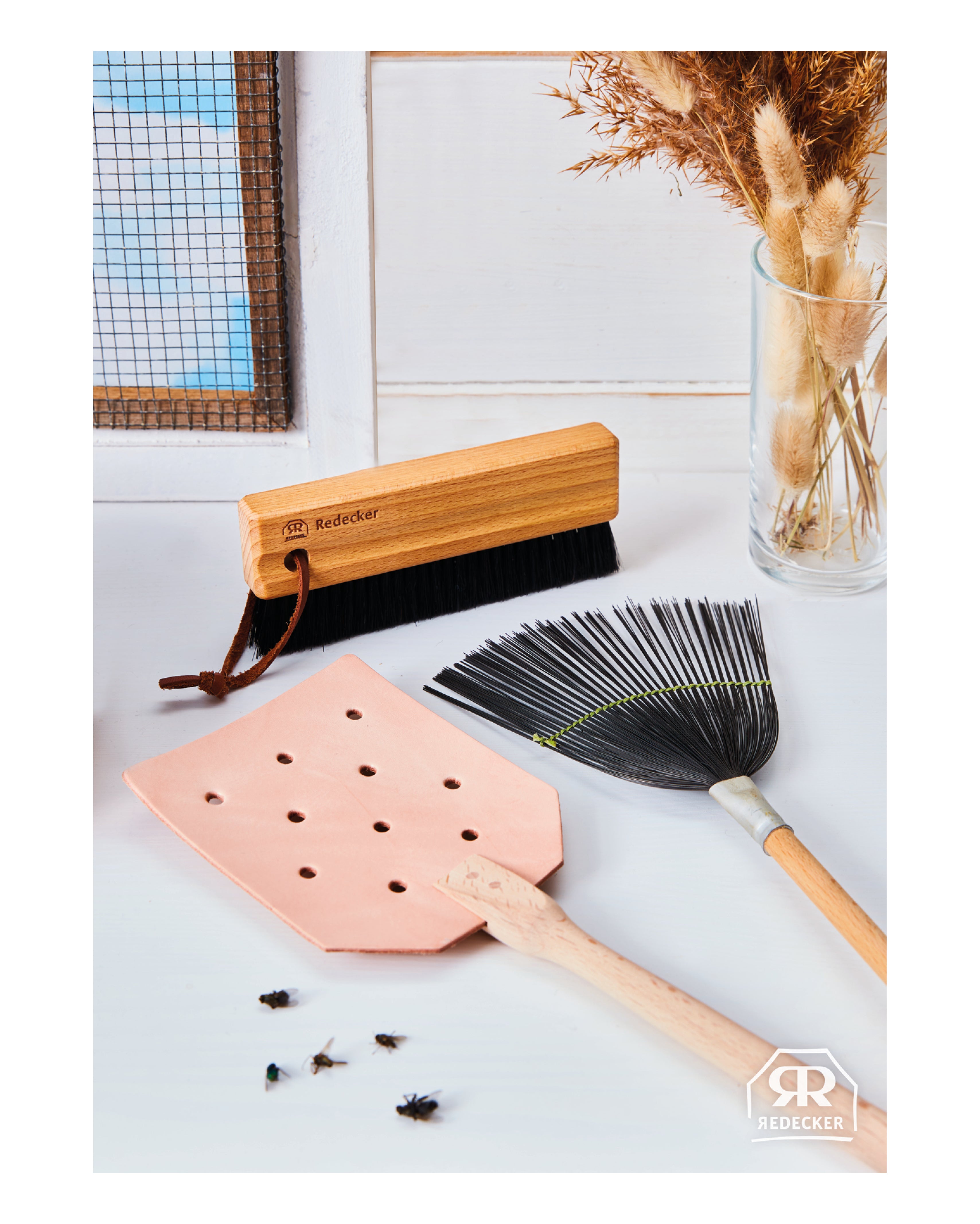 Fliegenklatsche aus Draht auf einem Tisch