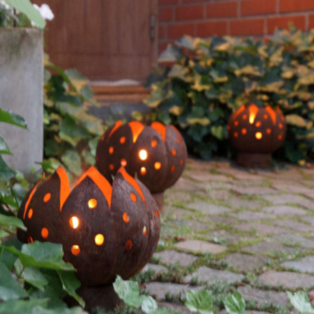 Garten-Teelicht Tulpe aus rostigem Metall von Eldgarden – dekorative Gartenbeleuchtung