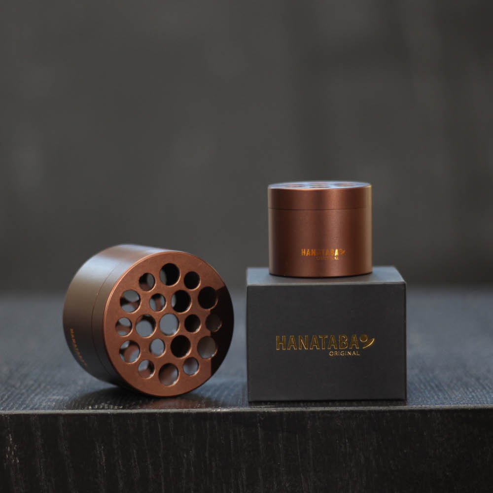 Hanataba Set Muddy Brown mit edler schwarzer Verpackung auf Holztisch.