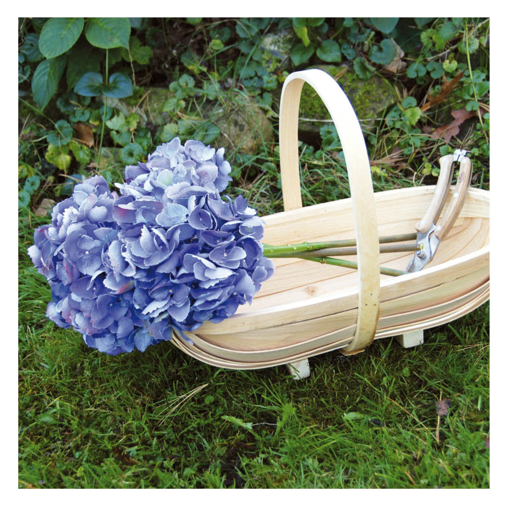 Holz-Gartenkorb gefüllt mit blauen Hortensien – dekorativ & praktisch für Garten und Ernte.
