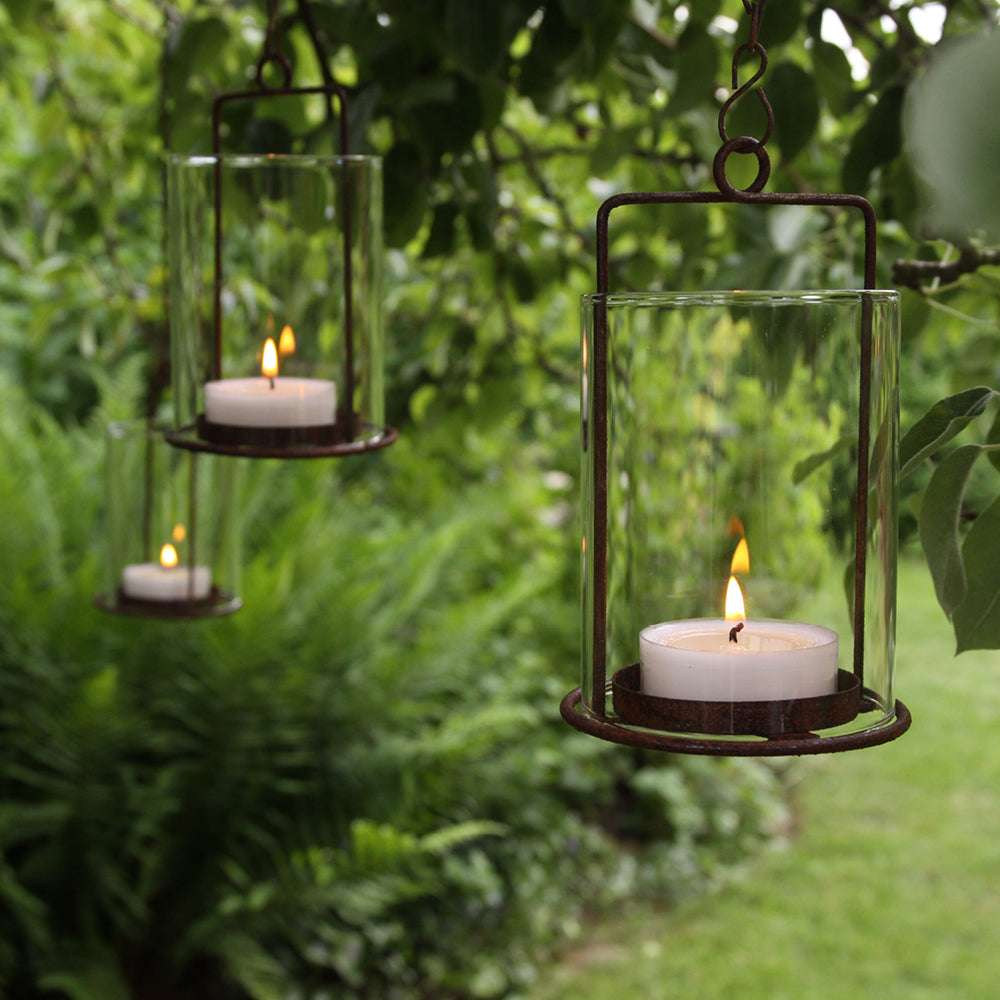 Hängender Kerzenhalter von Eldgarden – stimmungsvolle Beleuchtung im Garten