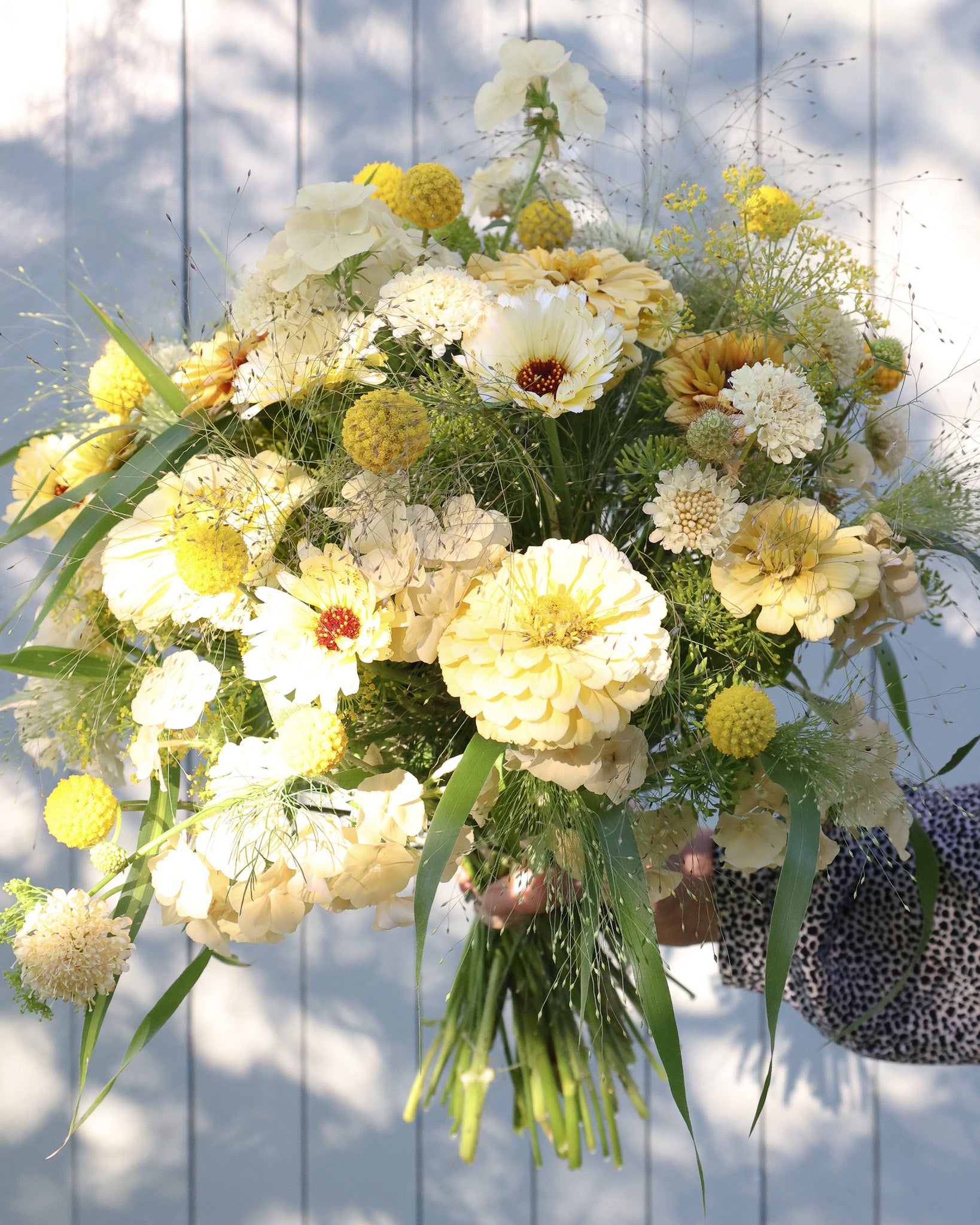 Locker gebundener Sommerstrauß aus dem Saatgutpaket Lemon Breeze in hellen Creme- und Zitronentönen.