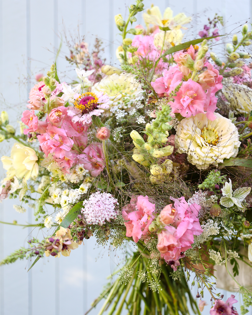 Locker gebundener Sommerstrauß aus dem Saatgutpaket Cotton Candy in zarten Rosa-, Weiß- und Cremetönen.