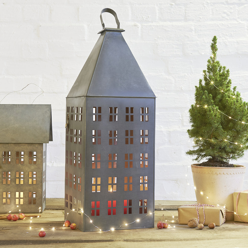 Extra großes Zinkhaus von Walther & Co – hohe Zinkhaus-Laterne mit Licht für festliche Dekoration