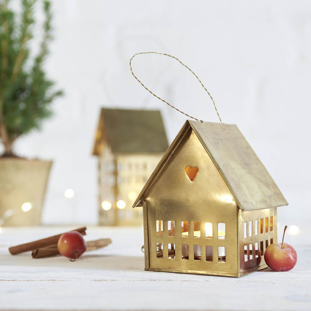 Mini Messinghaus von Walther & Co – hohes Dekohaus aus Messing mit Herzanhänger für weihnachtliche Stimmung