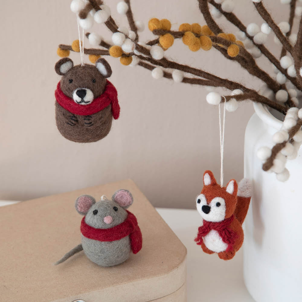 anhaenger-braunbaer-mit-schal-geschenk-advent-en-gry-og-sif-gartenzauber