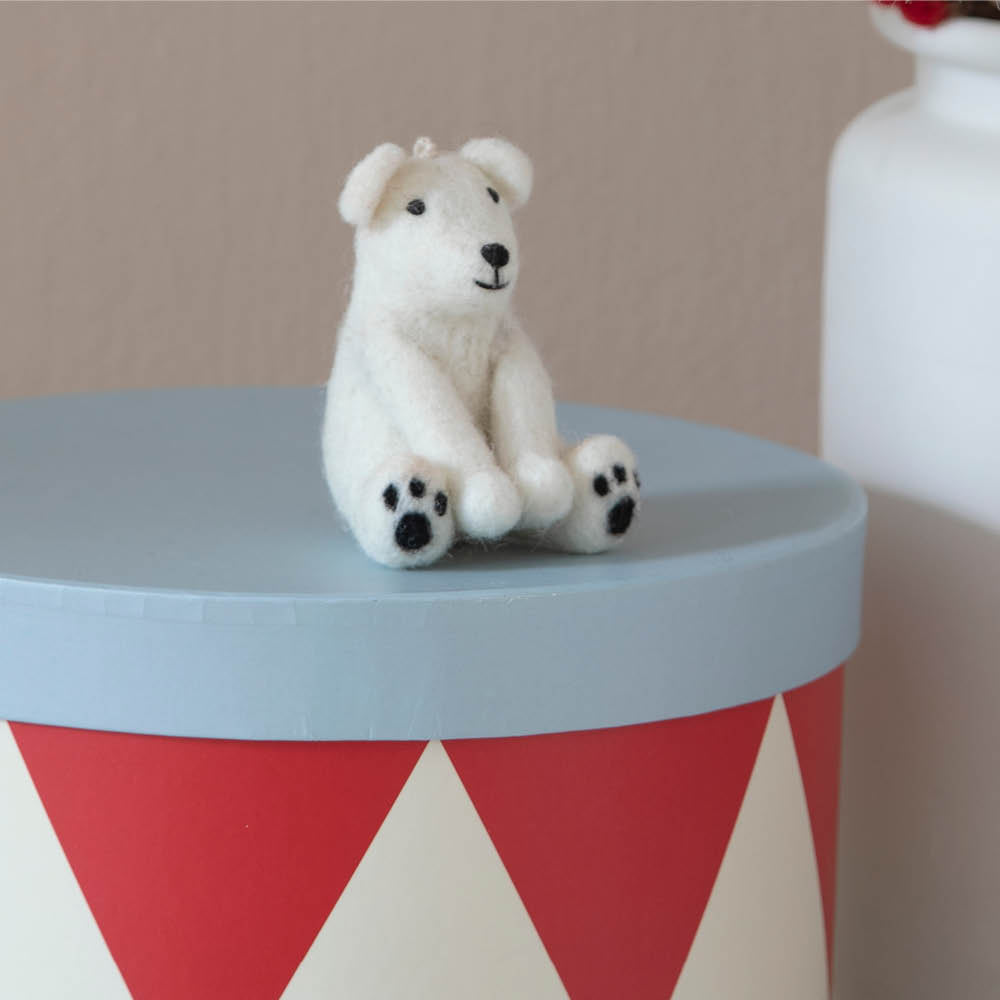 anhaenger-eisbaer-sitzendgeschenk-advent-en-gry-og-sif-gartenzauber