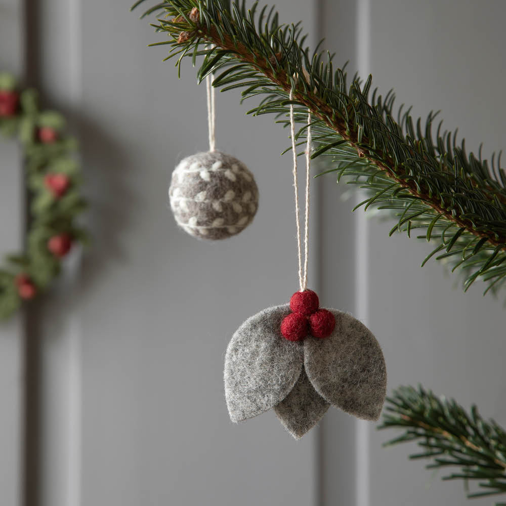 anhaenger-graue-blaetter-mit-roten-beeren-geschenk-advent-en-gry-og-sif-gartenzauber