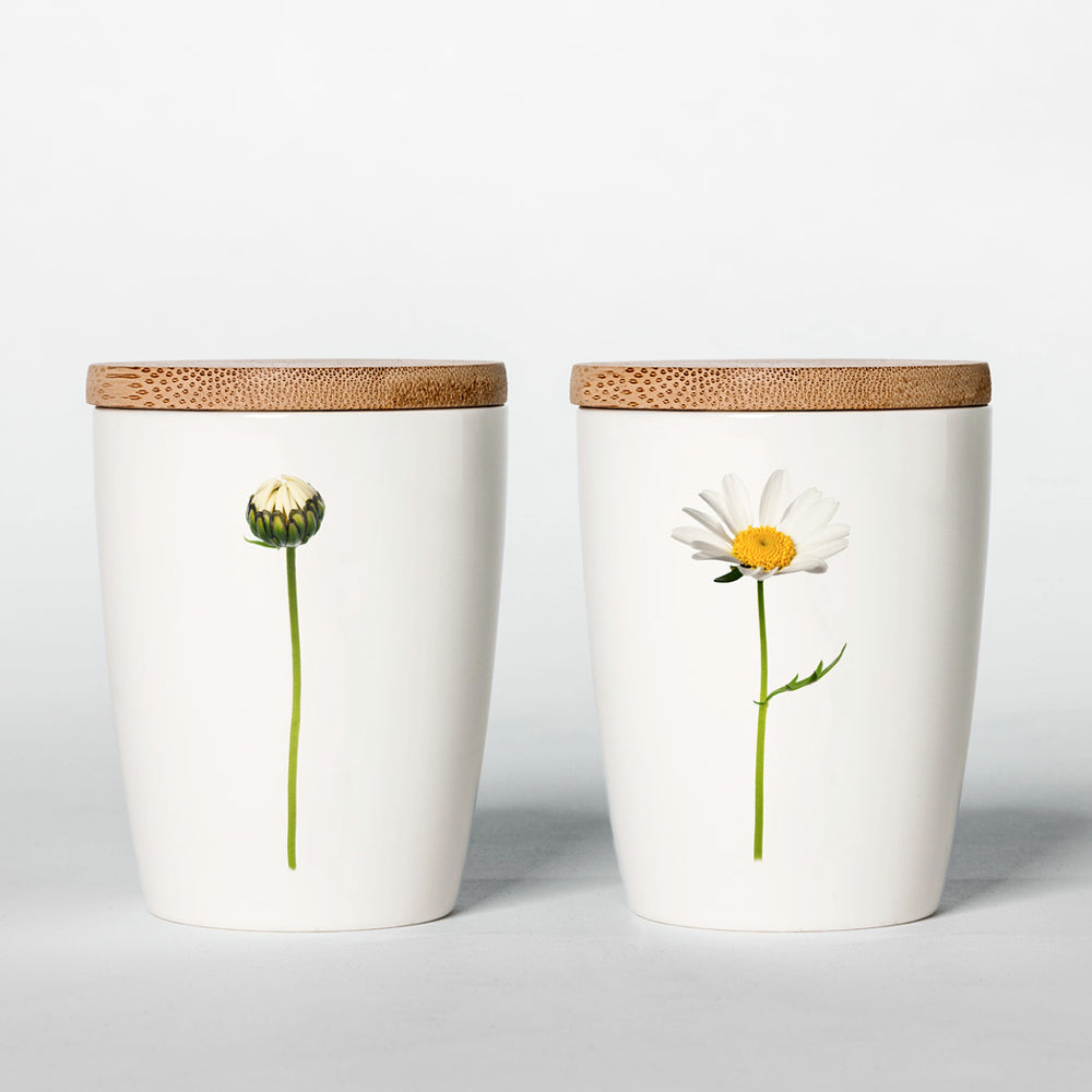 „Kleiner Simply Flowers Becher mit Margeriten-Motiv im Nordic Design“