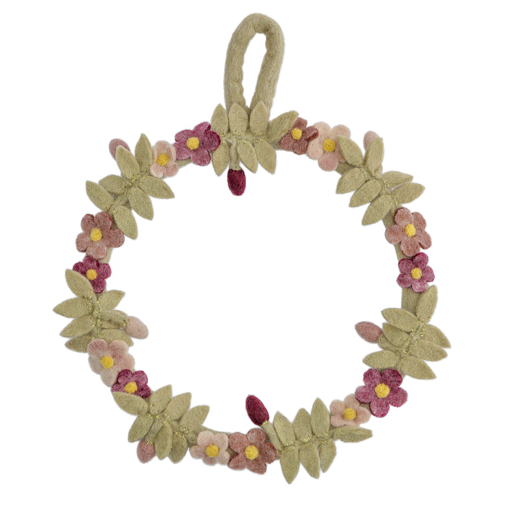 Ein Filzblumenkranz mit gruenen Blaettern rosafarbenen Blueten und einer Schlaufe zum Aufhaengen
