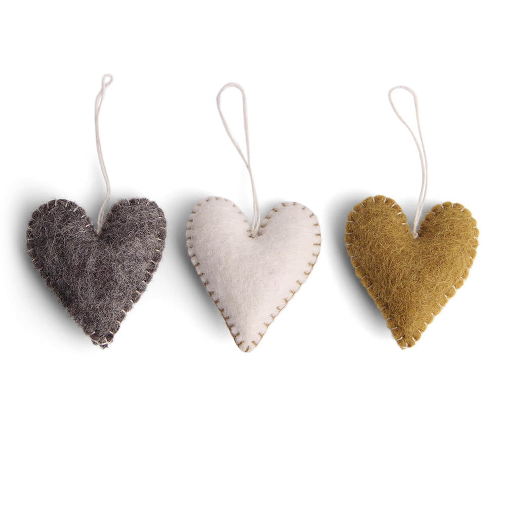 Filzanhänger Herz von Gry & Sif im 3er-Set – Farben Grau, Weiß und Gelb – handgefilzte Weihnachtsdeko aus Wolle