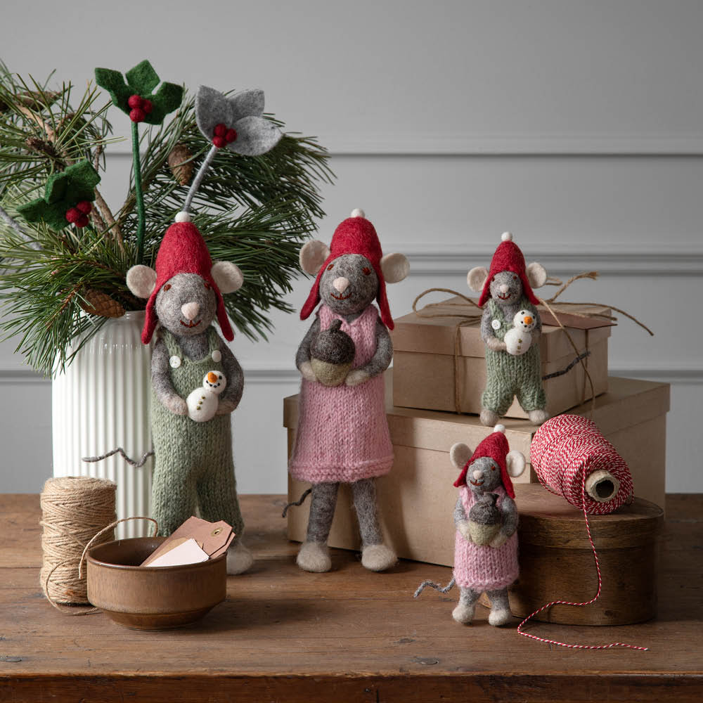 grauer-mausjunge-mit-schneemann-groß-geschenk-advent-en-gry-og-sif-gartenzauber