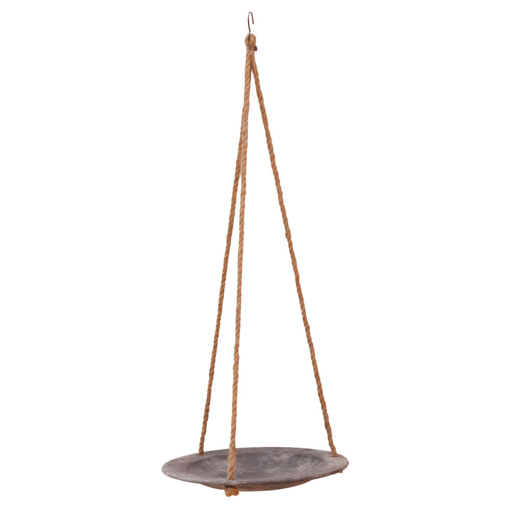 Detailansicht des hängenden Vogelbads mit Seilaufhängung