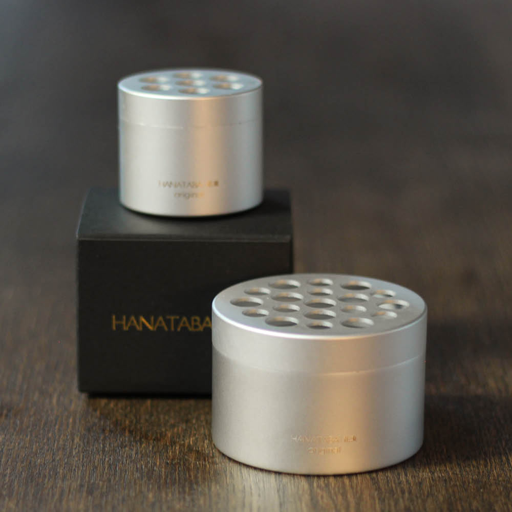 Hanataba „Pearly Silver“ mit edler schwarzer Verpackung auf Holztisch.