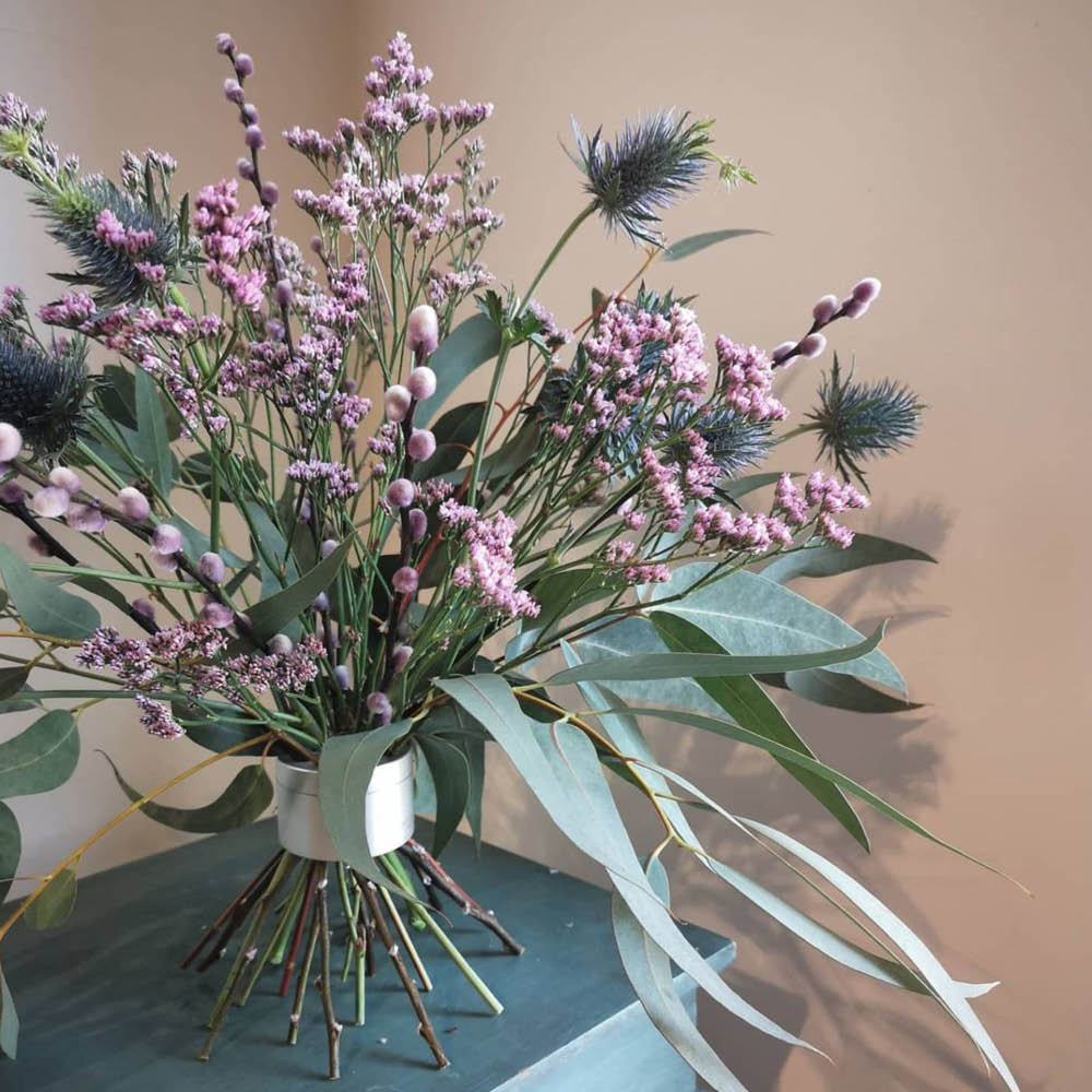 Blumenstrauß mit Disteln, Eukalypthus und Strandflieder gebunden mit dem Hanataba Pearly Silver