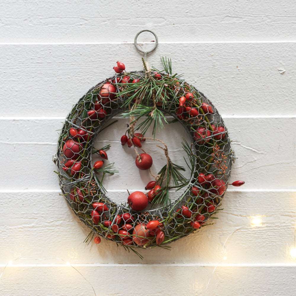 Metallkranz mit Hagebutten und Grün – stimmungsvolle Weihnachtsdekoration