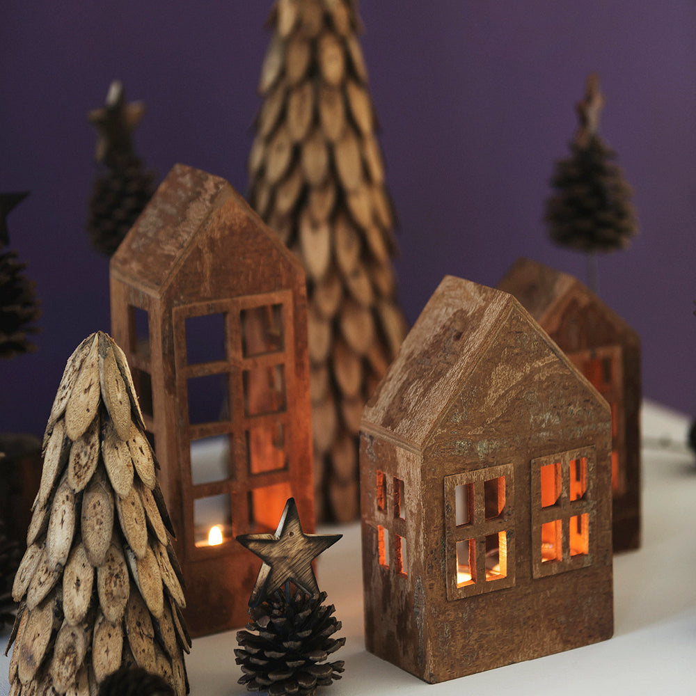 Breite Zimt-Häuser von Oi Soi Oi mit Teelichtern dekoriert – stimmungsvolle Adventsdeko mit Zimtduft.