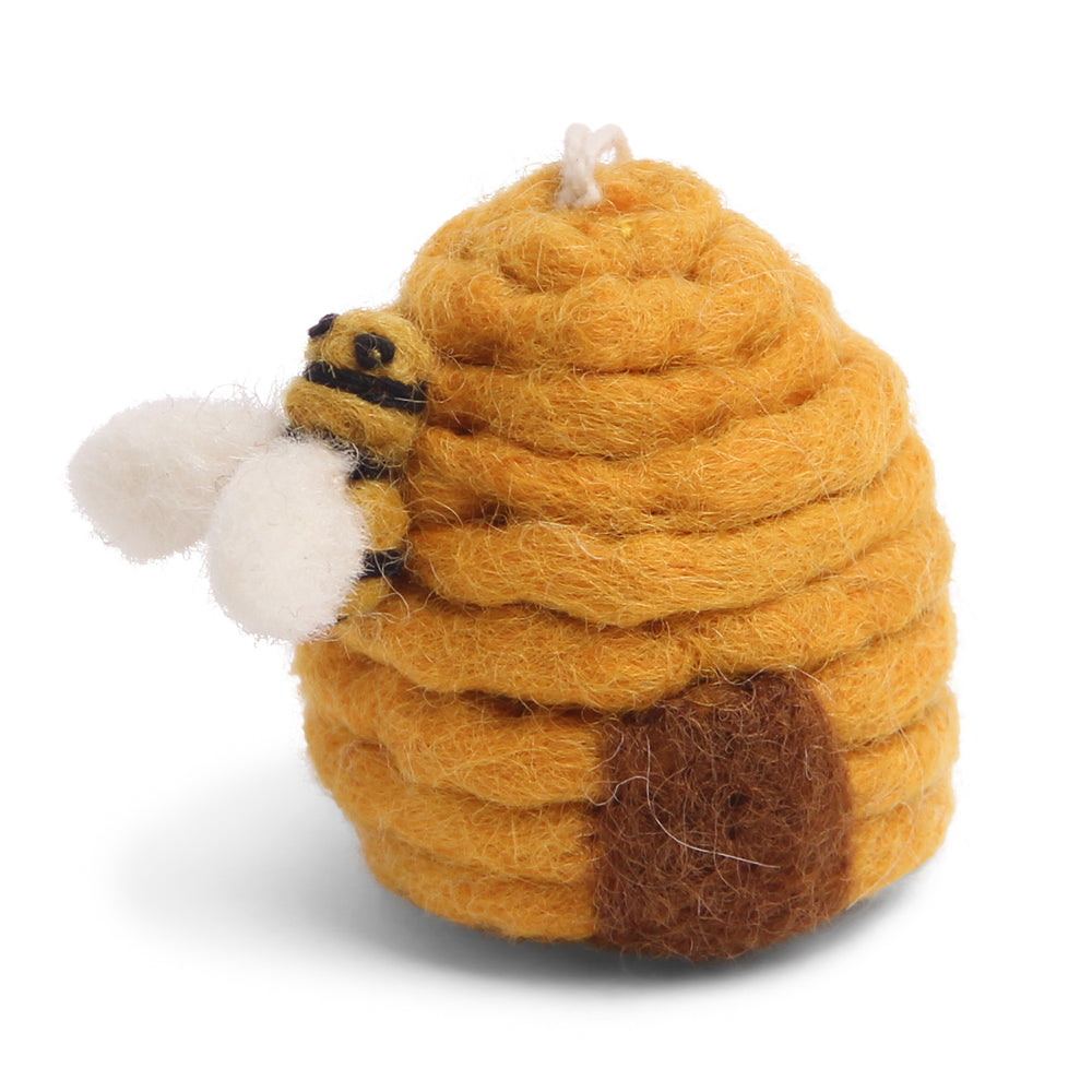 Kleines Filzbienenhaus als Anhaenger auf dem eine kleine Biene sitzt.