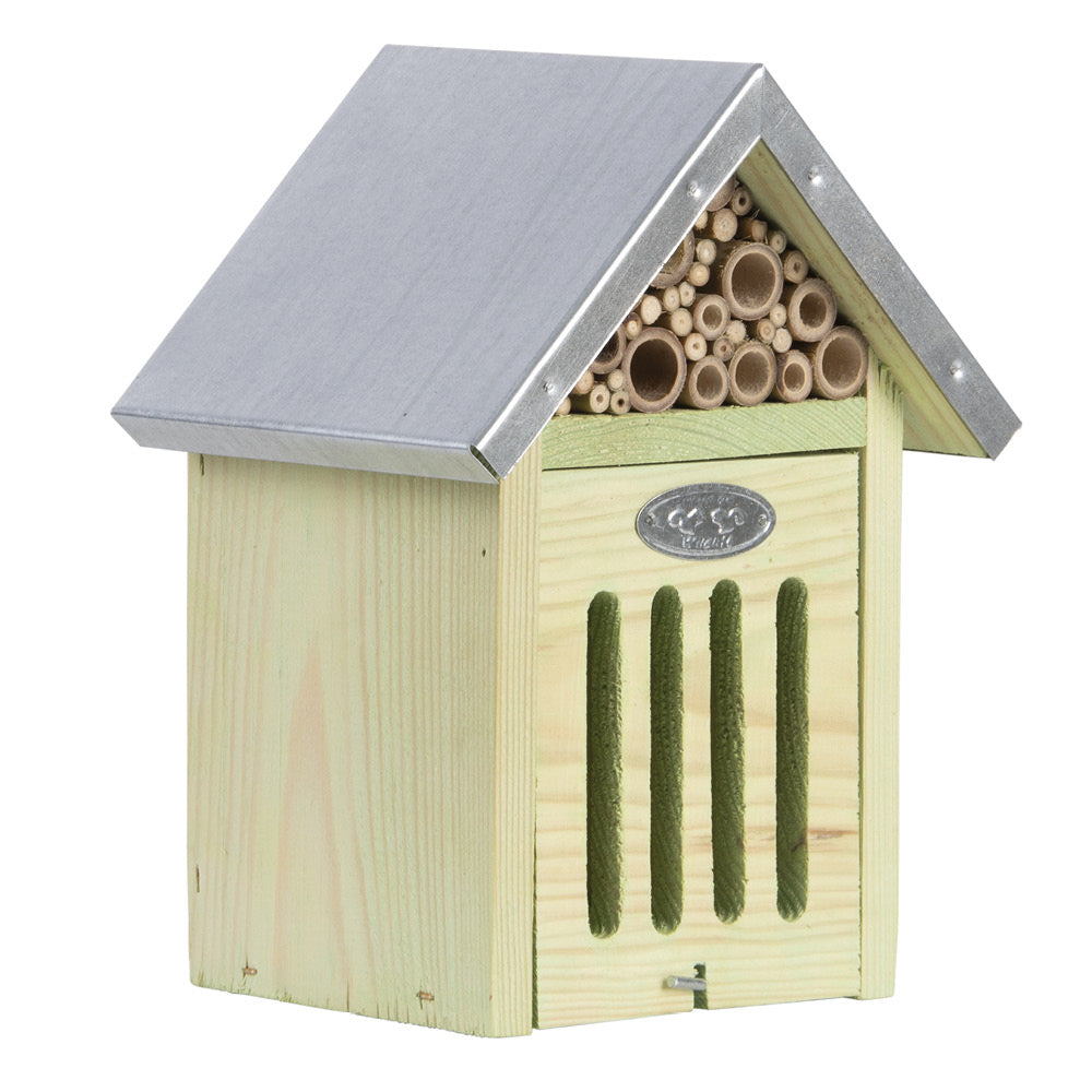 Natürliche Nisthilfe für Wildbienen und Schmetterlinge im Garten