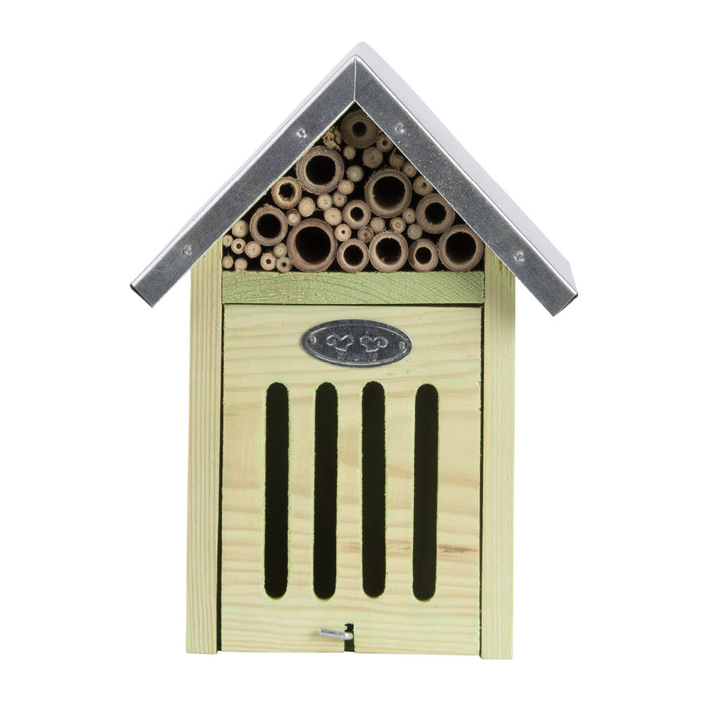 Insektenhotel aus Holz mit Bambusröhrchen für Wildbienen