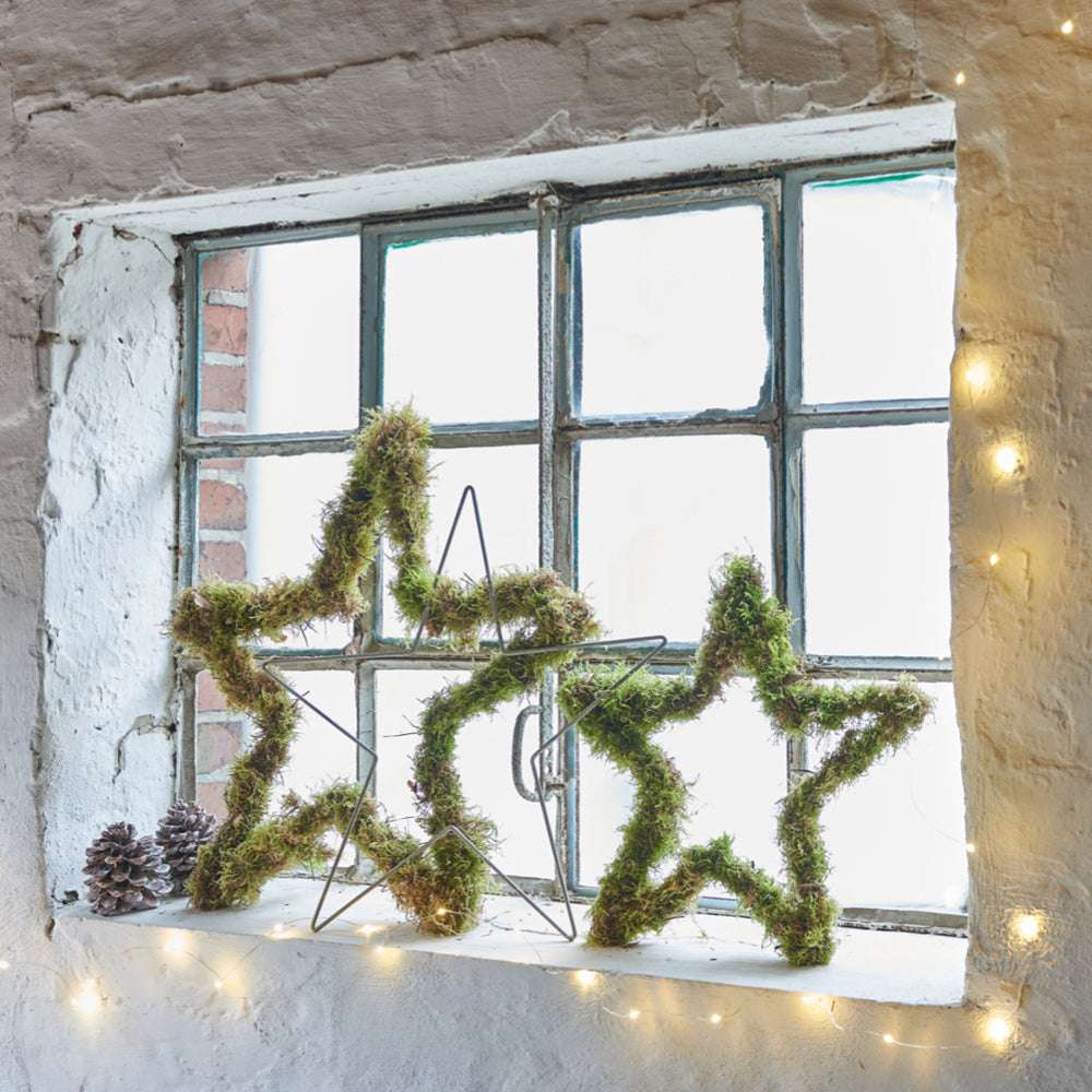 Eisensterne mit Tannenzweigen geschmückt – weihnachtliche Wanddeko