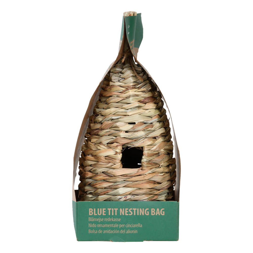Handgewebter Nistbeutel aus Schilf für Balumeisen im Garten in seiner Verpackung