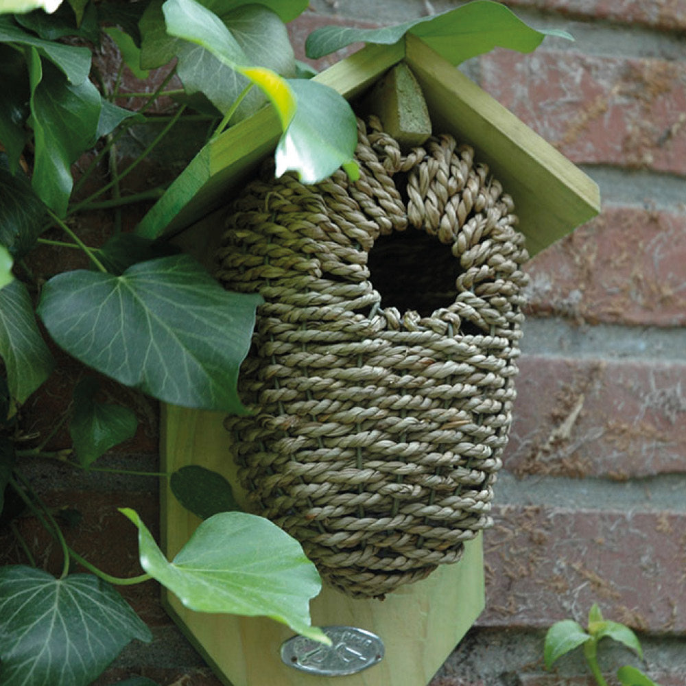 Natürlicher Nistbeutel an der Hausmauer – ideal für Zaunkönige und Meisen